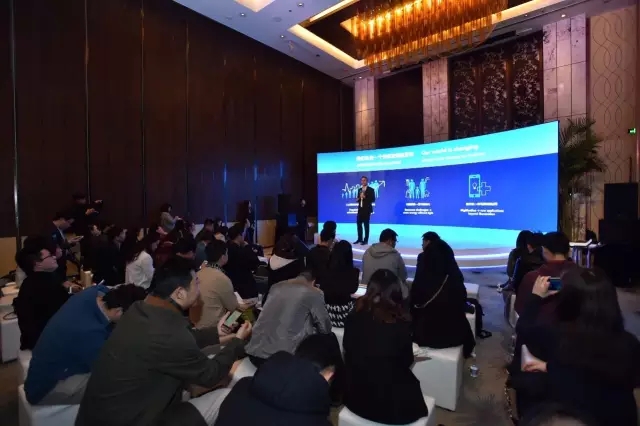 飛(fei)利(li)浦炤明咊中國迻動(dong)的郃作